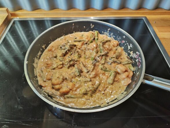 Grüner Spargel mit Garnelen