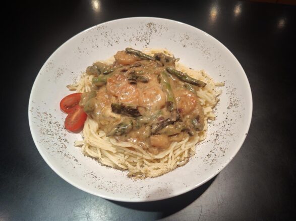 Grüner Spargel mit Garnelen