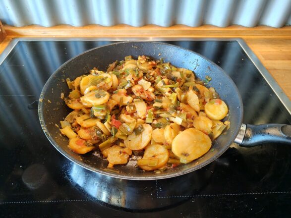 Lauchzwiebeln mit Kartoffeln indisch